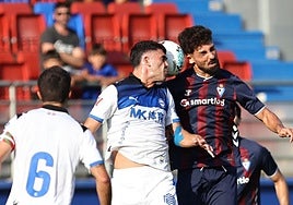 Peru Nolaskoain disputa un balón en el amistoso ante el Alavés.