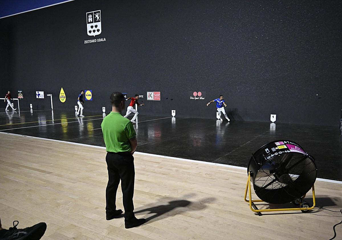 Uno de los tres ventiladores empleados ayer en el Gurutzeaga.
