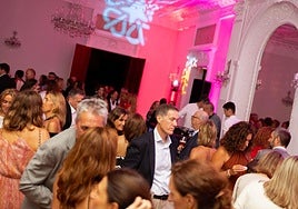 Después de los fuegos artificiales, la fiesta se trasladó al interior de Miramar, donde los invitados disfrutaron con la música.