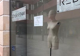 Uno de los varios carteles de cerrado por vacaciones.