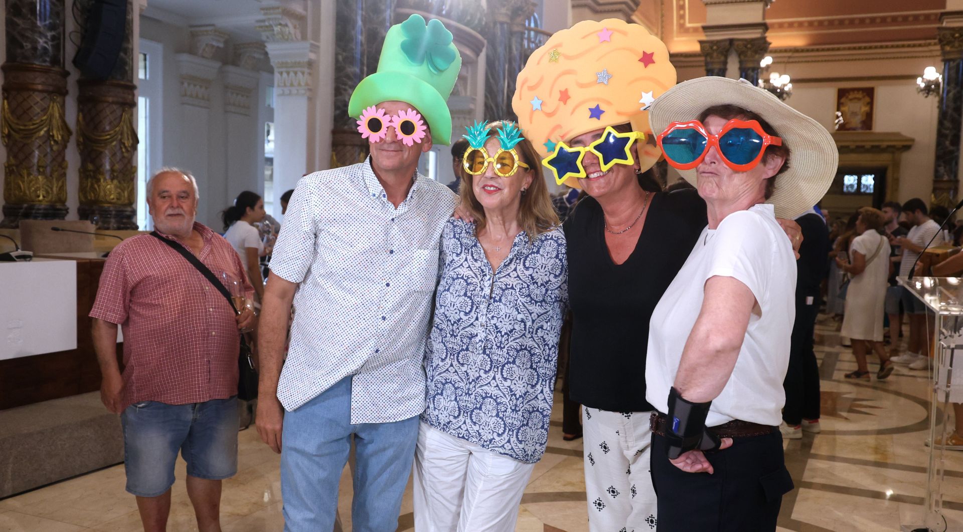 Imagen secundaria 1 - La foto de la Semana Grande: los últimos cuatro alcaldes juntos en el Ayuntamiento