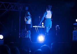 J Martina abrió la noche con una puesta en escena elegante.