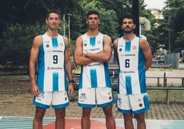 Mikel Motos, Aitor Zubizarreta y Manex Ansorregi, con la primera equipación