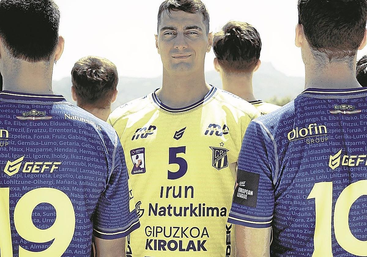 Iñaki Peciña luce la que será la primera equipación bidasotarra este curso.