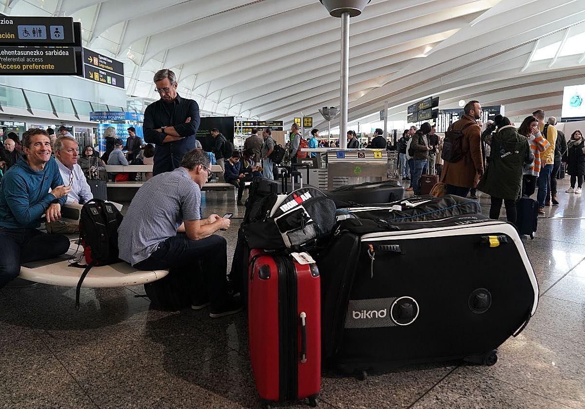 Decenas de pasajeros esperan en el aeropuerto de Bilbao tras ser cancelados sus vuelos, en una imagen de archivo.