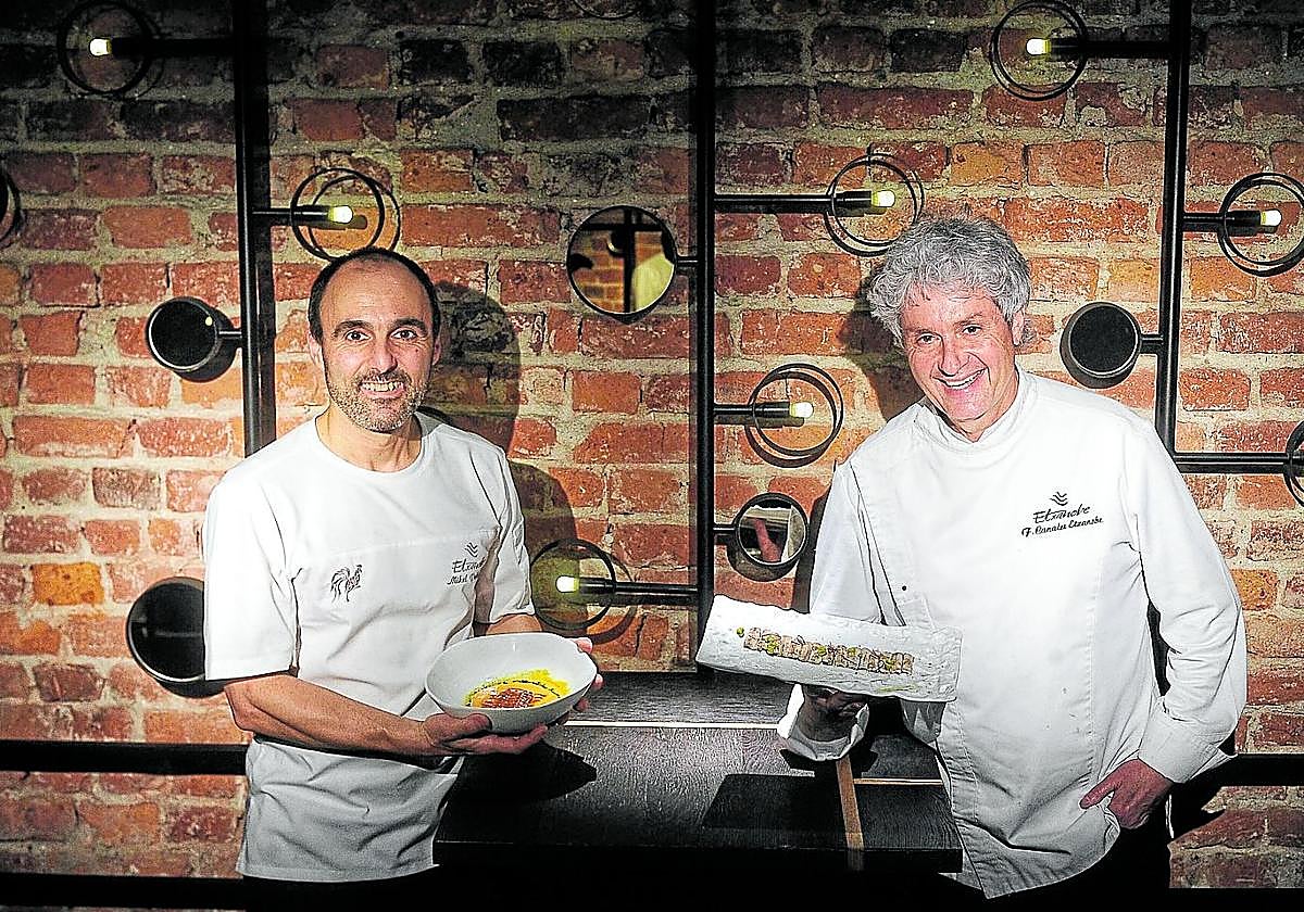 Mikel Población y Fernando Canales muestran dos de sus exquisitas elaboraciones en el comedor de La Despensa del Etxanobe.