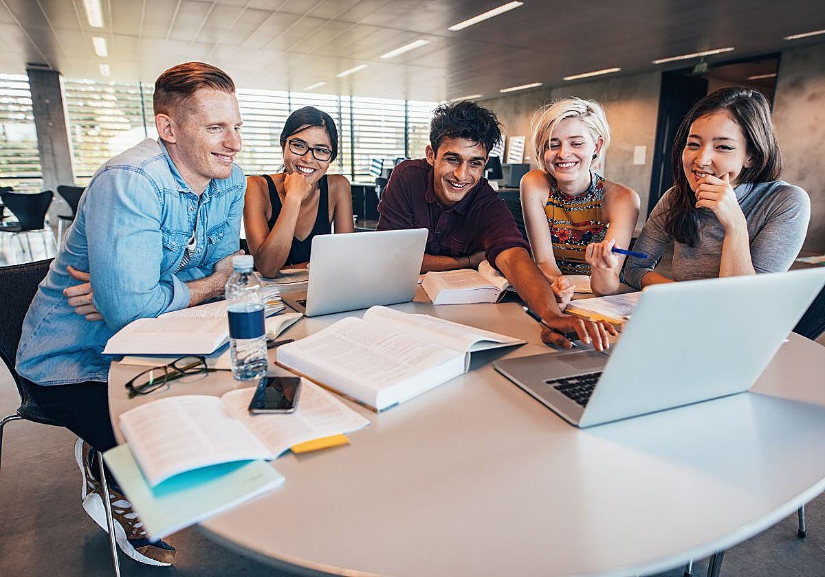 Alumnos universitarios utilizando la IA