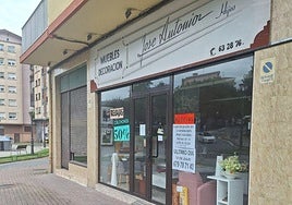 Escaparate del comercio Muebles José Antonio de Irun.