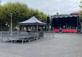 Trabajos de montaje del escenario en la plaza Urdanibia de Irun.