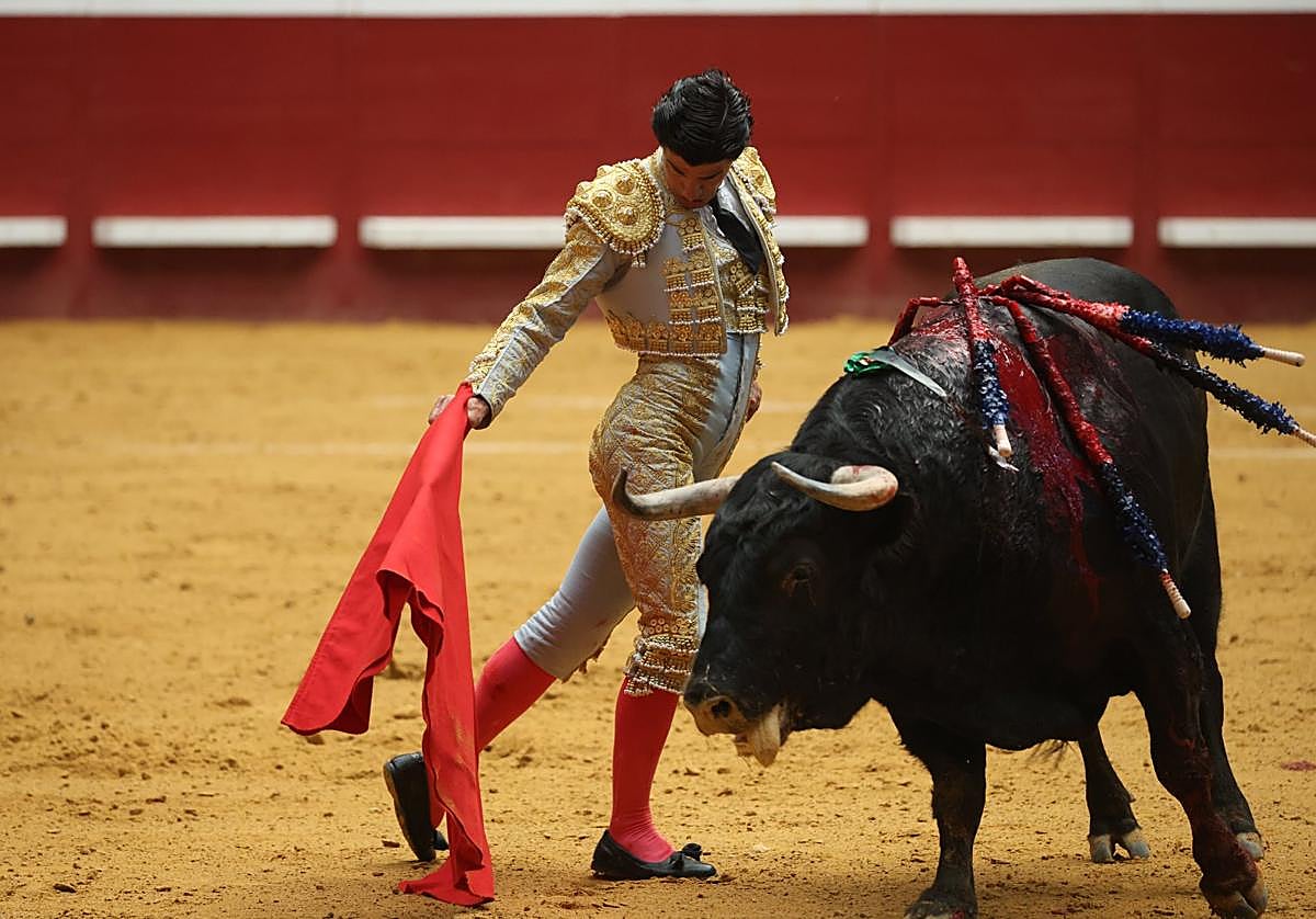 Aguado, con un suavísimo gris azulado y oro, lo intentó con 'Cantor'.