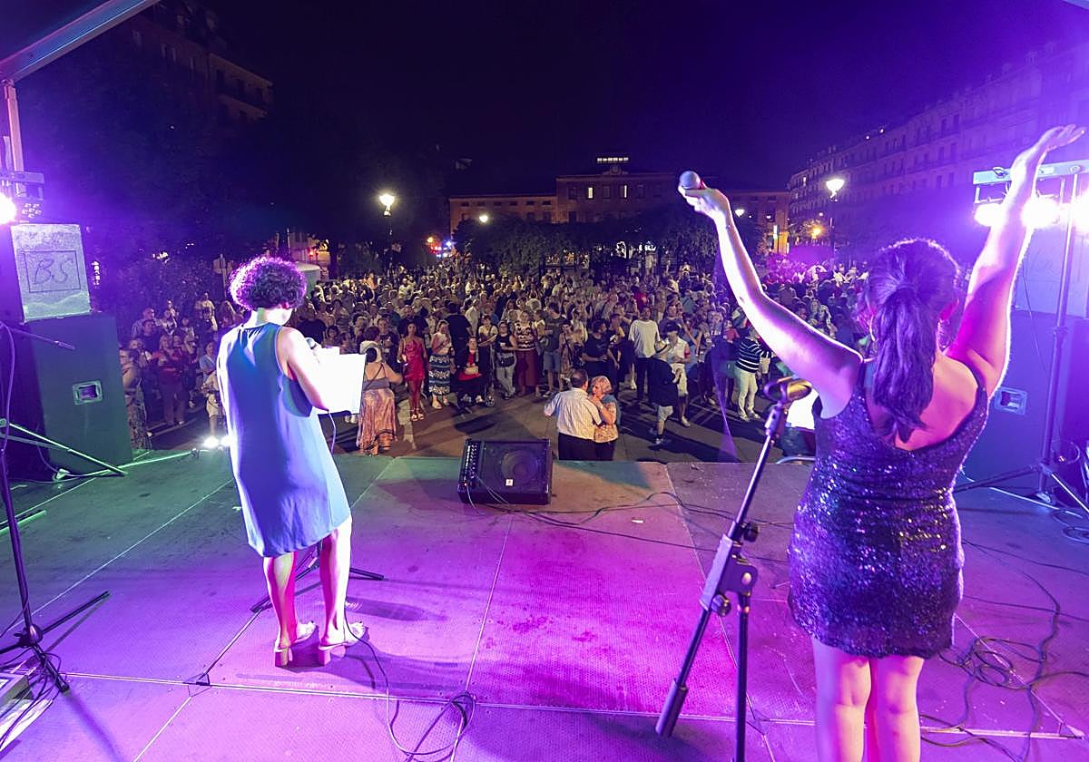 'Café Irlandés Orquesta' reunió a mas de 350 personas en la plaza Easo.