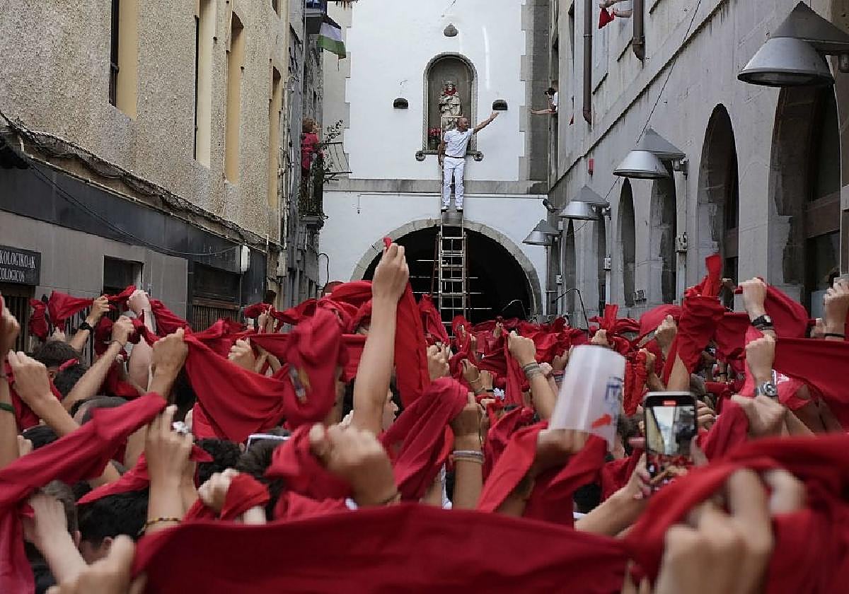 La colocación del pañuelo rojo a la efigie de San Roke marcará el inicio festivo esta tarde en Deba.
