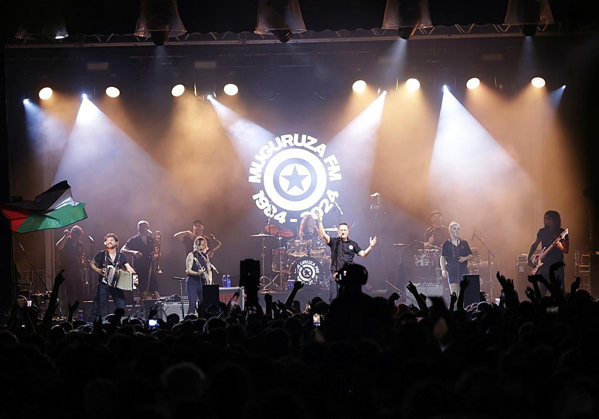 Fermin Muguruza y su banda lo dieron todo en el concierto de las fiestas de Mosku en Irun.