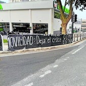 Una de las pancartas colgadas en el cruce, ya retiradas.