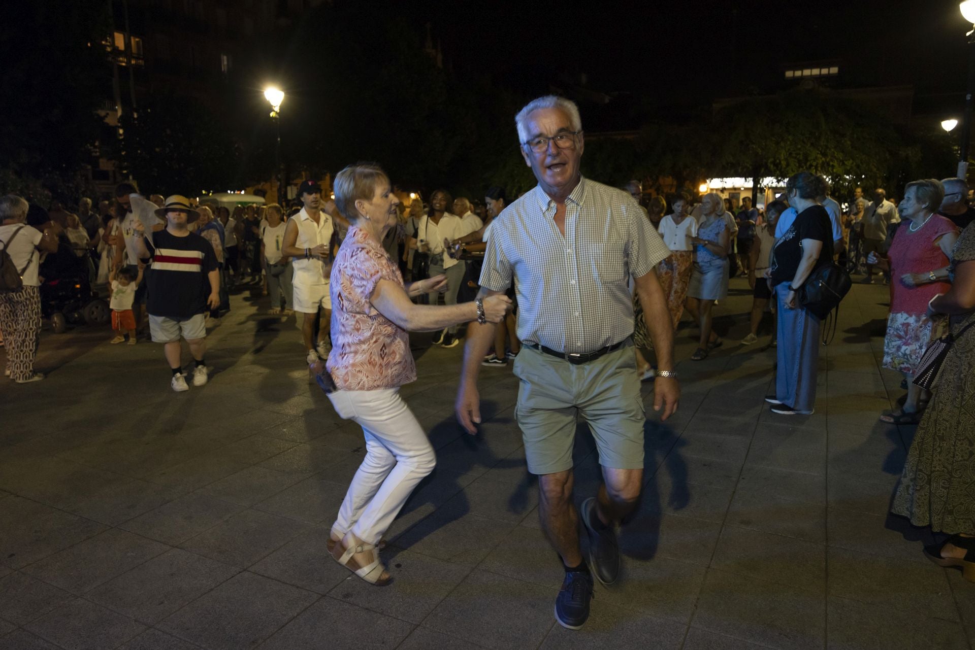 Música y bailes en la plaza Easo