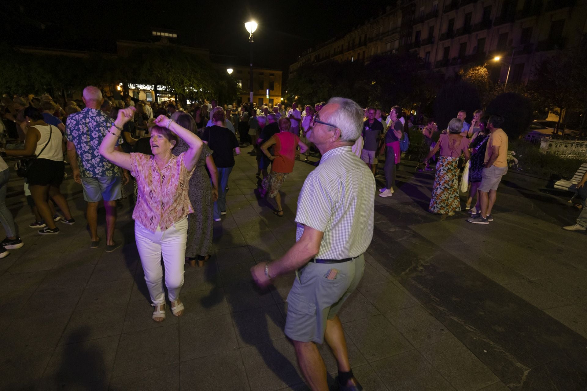 Música y bailes en la plaza Easo