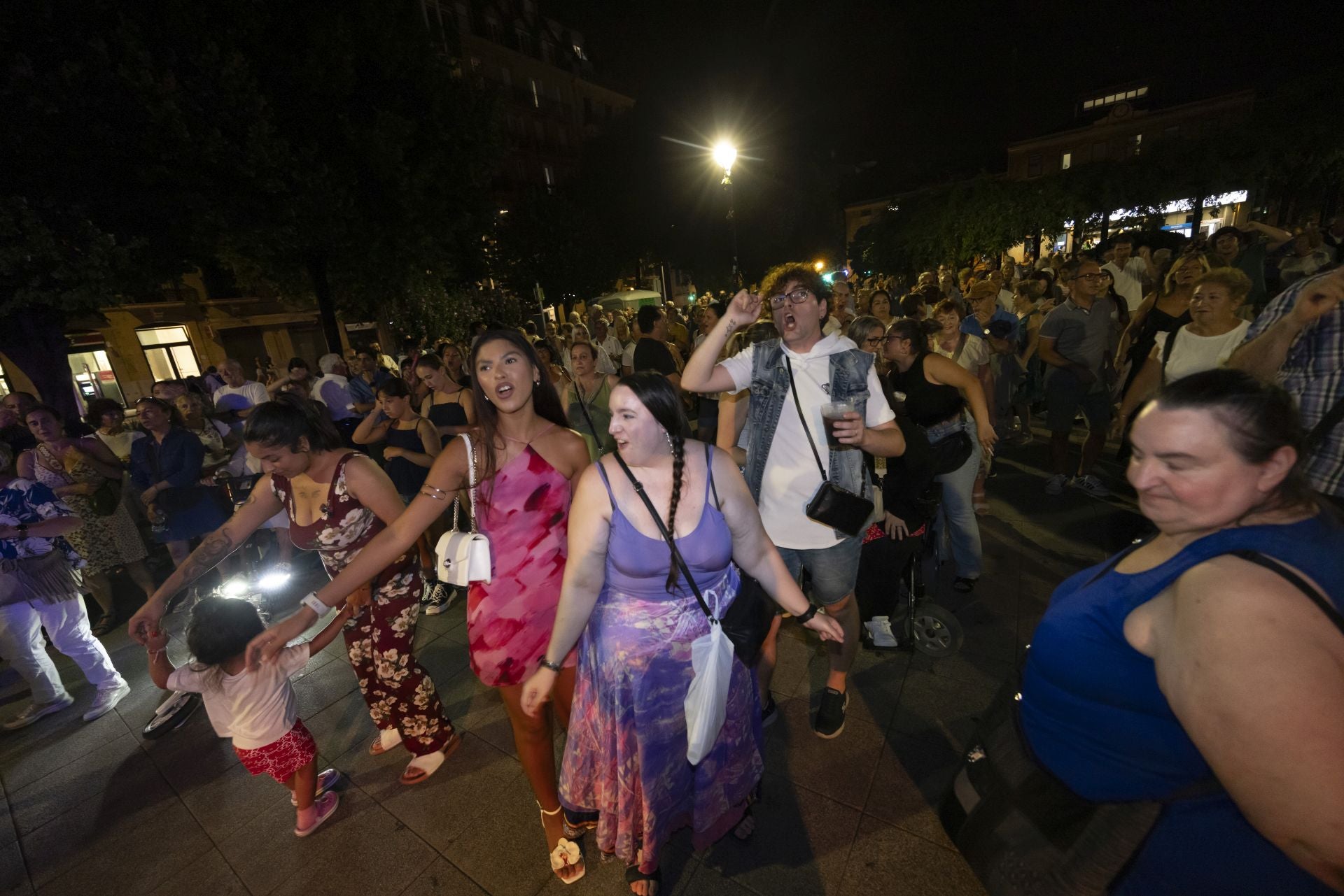 Música y bailes en la plaza Easo