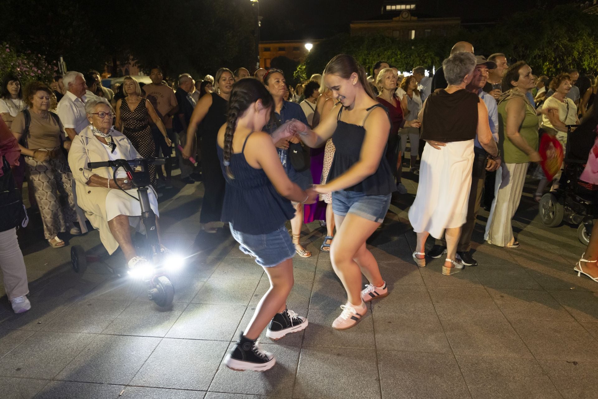 Música y bailes en la plaza Easo