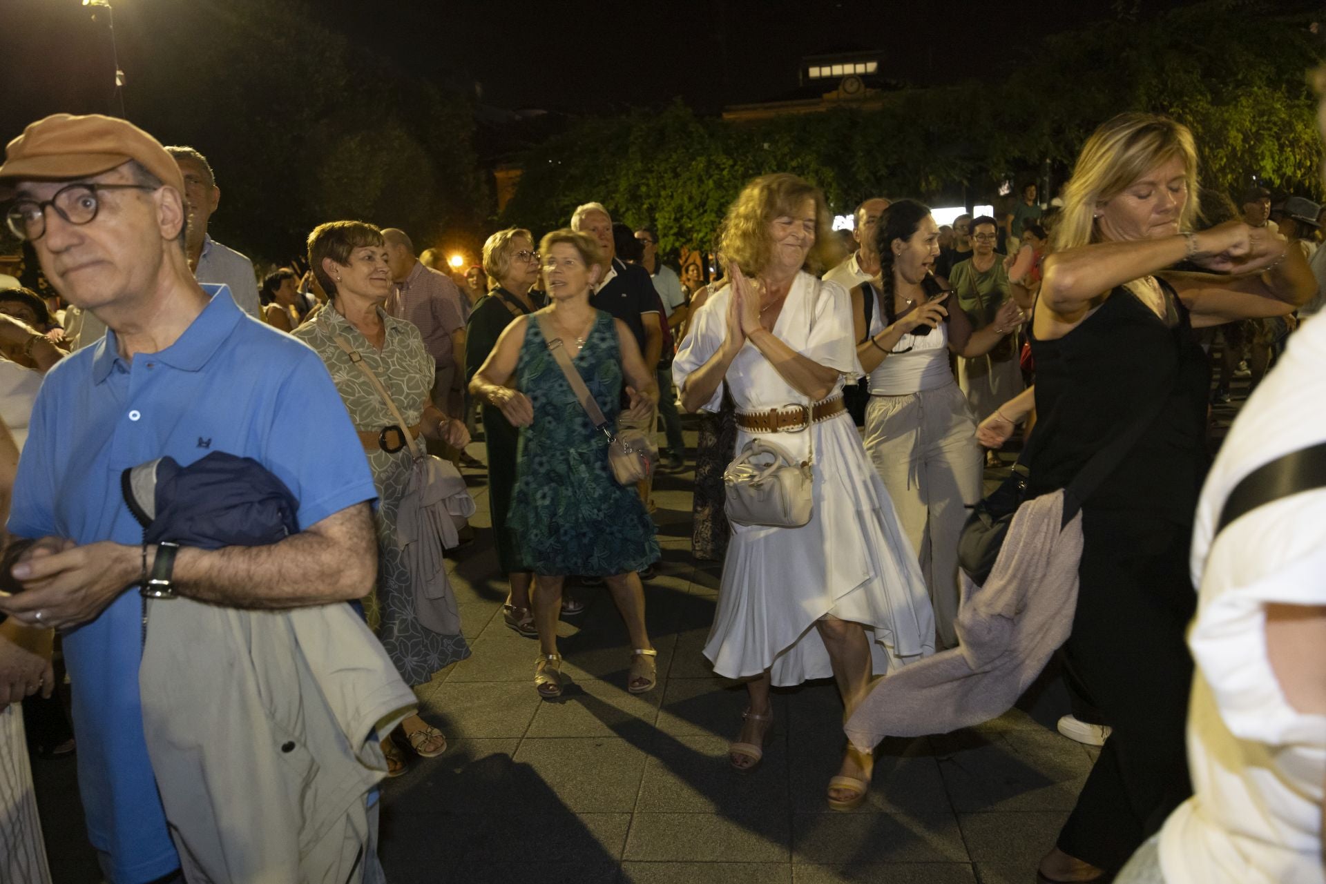Música y bailes en la plaza Easo