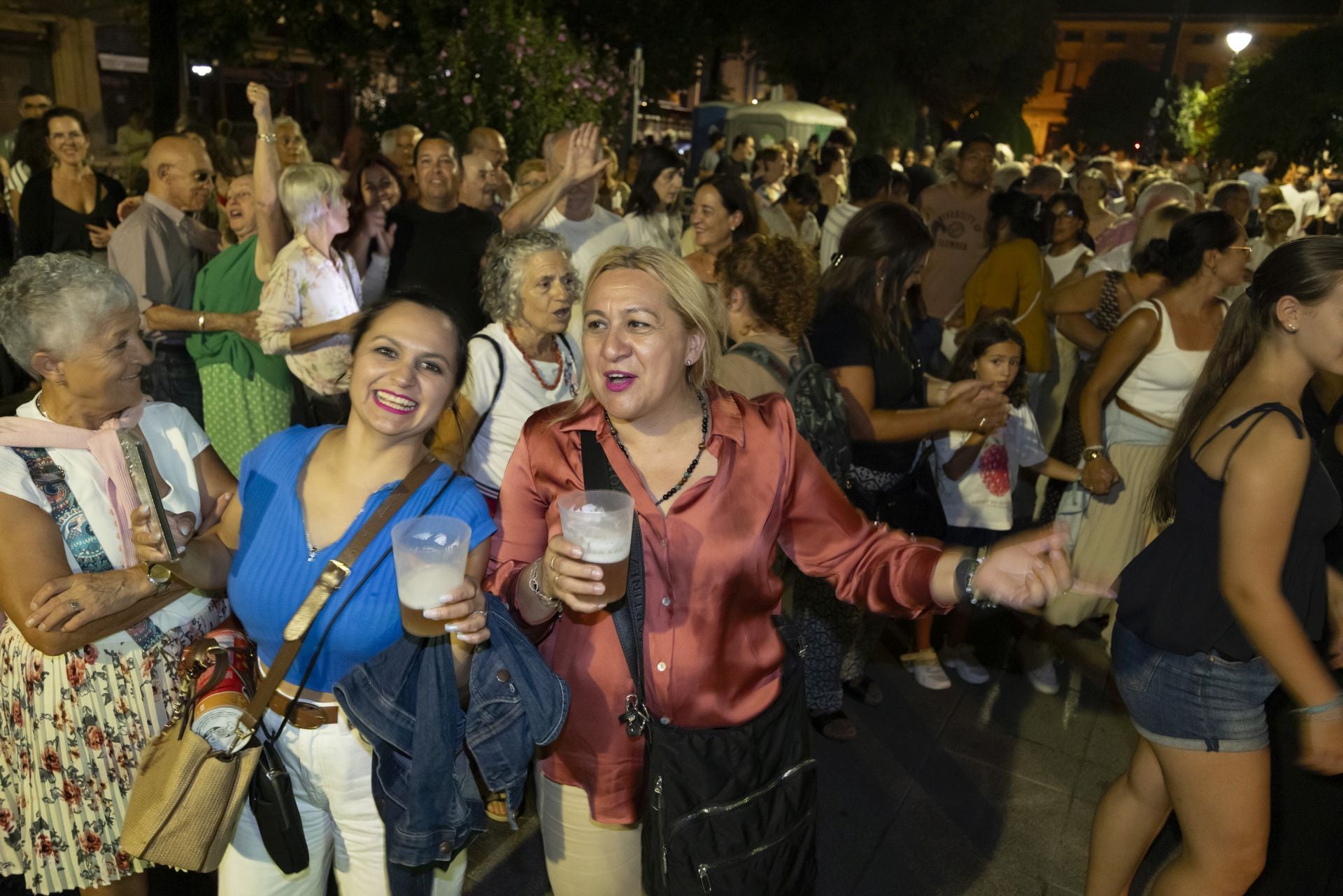 Música y bailes en la plaza Easo