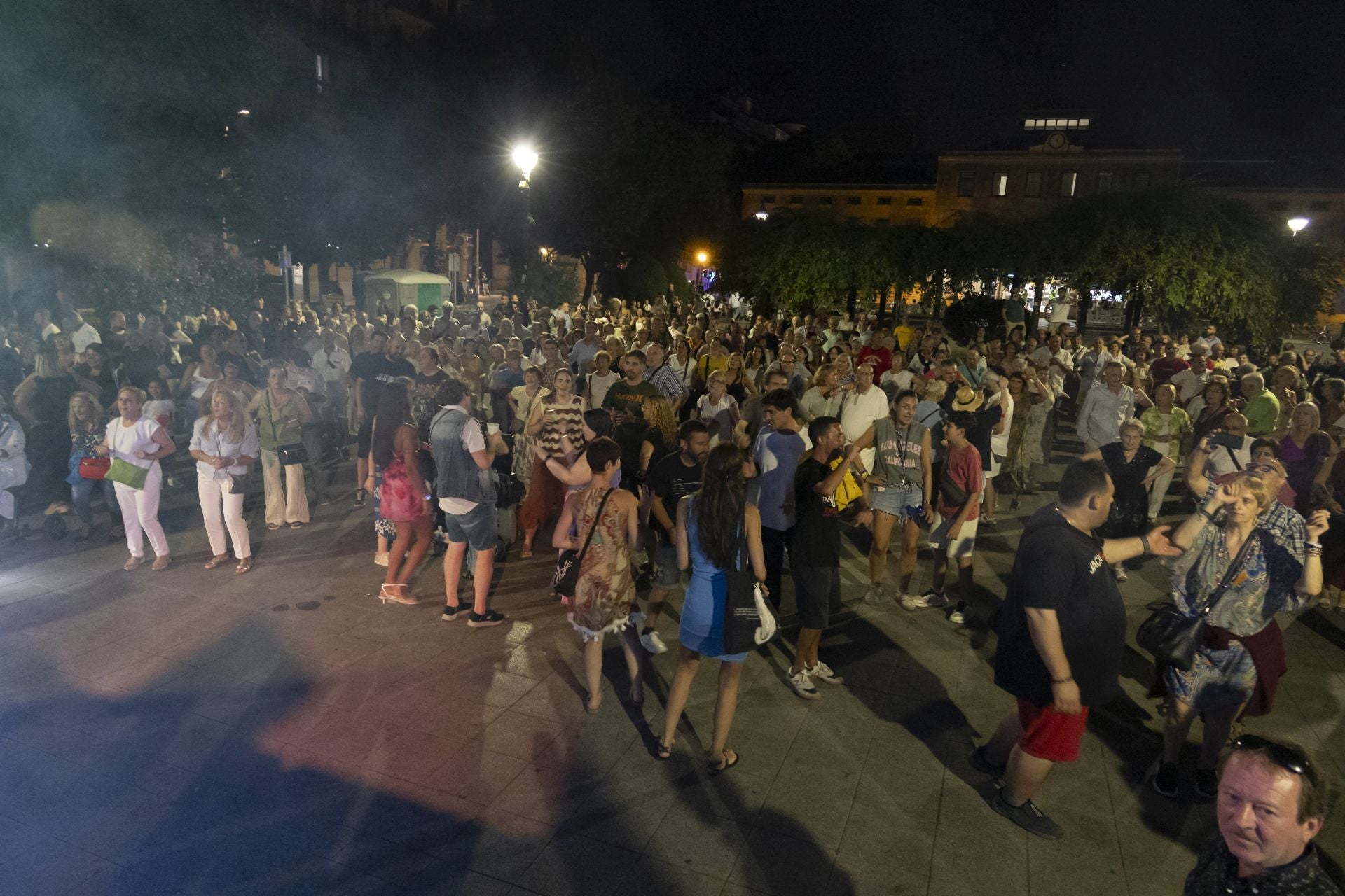 Música y bailes en la plaza Easo