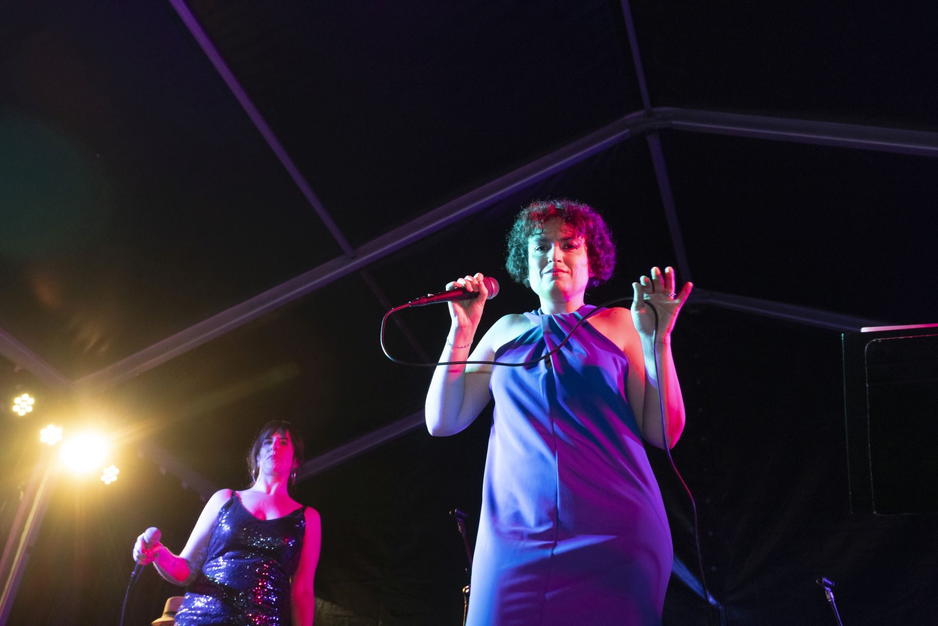 Música y bailes en la plaza Easo