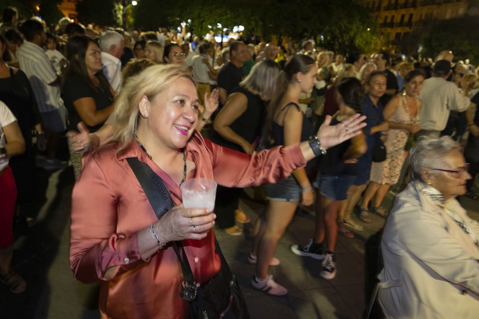 Música y bailes en la plaza Easo