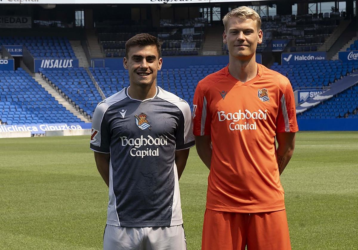 Óskarsson, a la derecha, exhibe la nueva camiseta naranja, con la que la Real jugará ante el Valencia