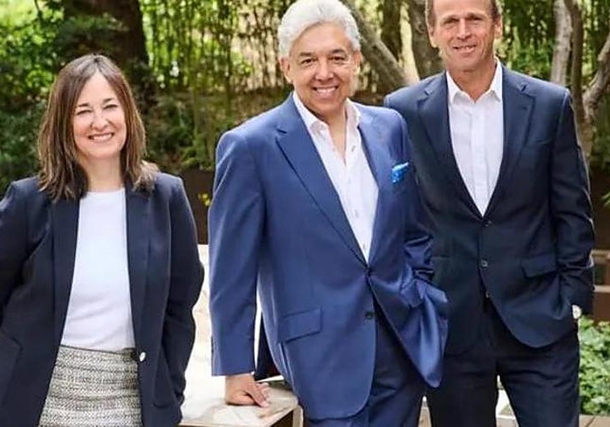 Baihas Baghdadi, en el medio, flanqueado por responsables de su compañía