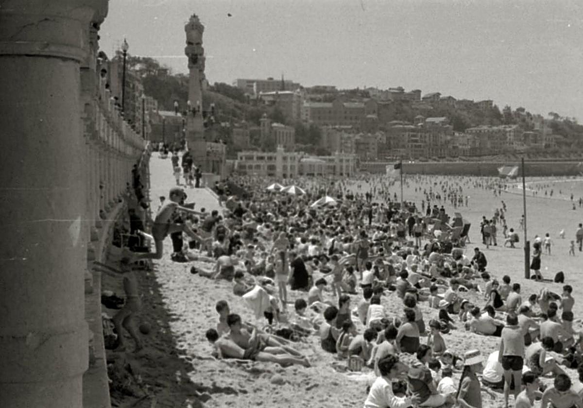 La playa de la Concha, repleta.