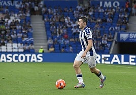 Mariezkurrena conduce un balón en Anoeta