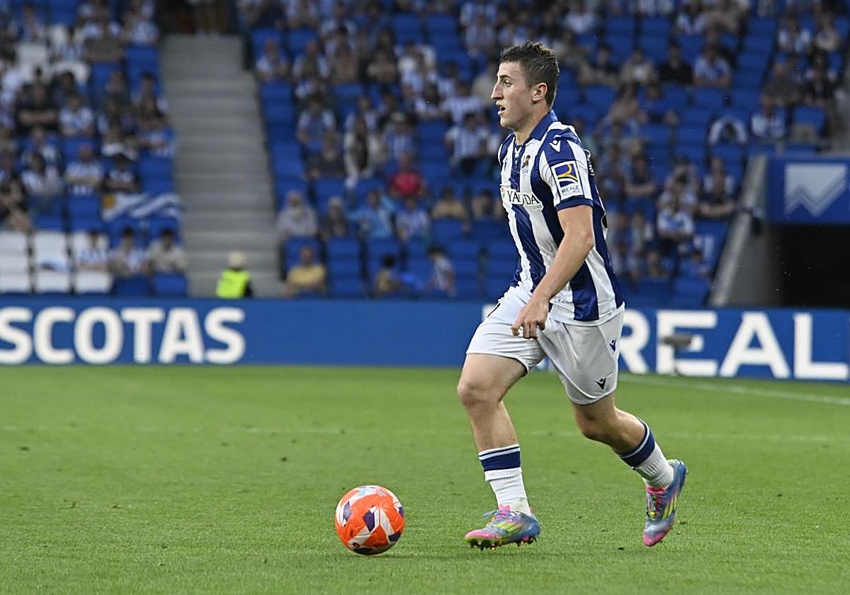 Mariezkurrena conduce un balón en Anoeta