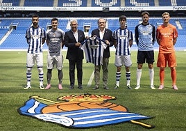 Aperribay, durante la presentación del nuevo patrocinador Baghdadi Capital en Anoeta junto a los jugadores.