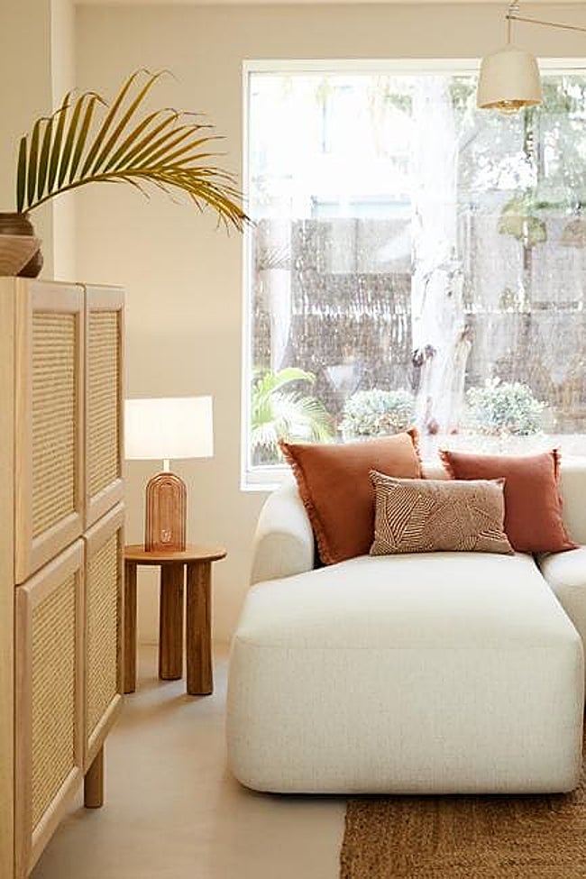 Colores cálidos con decoración blanca