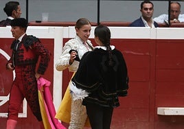 La novillera y la alguacililla. Nerea Urrosolo entrega la oreja de su primer novillo a Olga Casado. Cerca, Pascual Mellina, de sangre de toro y azabache.