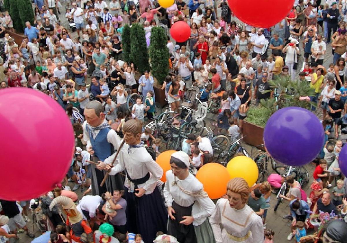 Puxika erraldoaik jaurti zituzten eguerdian jaien hasierarekin batera udaletxeko balkoietatik beteta zegoen Lege Zaharren enparantzara.