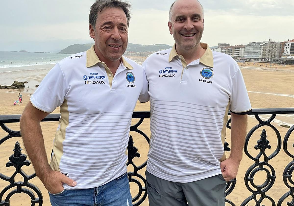 Luis Azpeitia eta Xabier Goikoetxea Zarauzko hondartza ondoan.