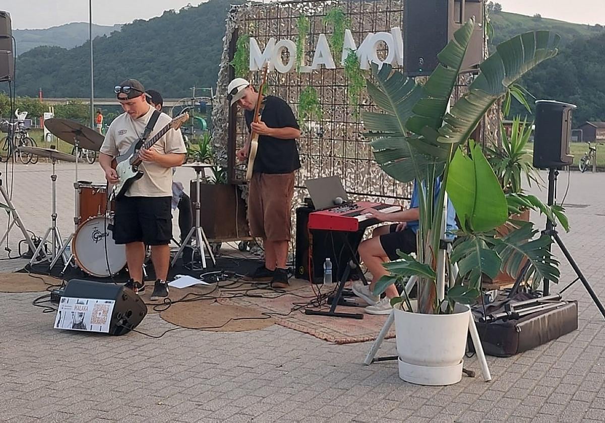 Mola Molak uda osoan kontzertu eta ekitaldiak ditu.