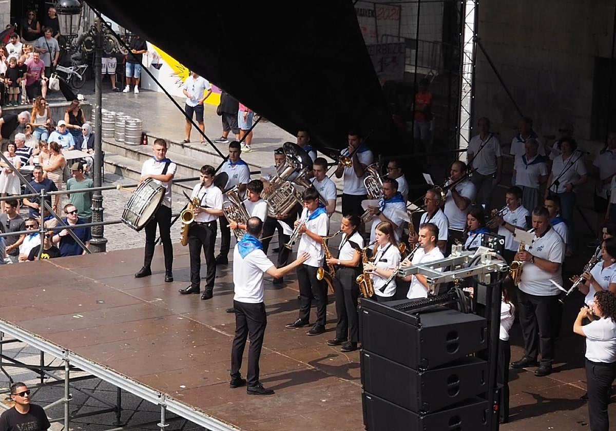Musika jaien hasieran. Musika Bandak 'Ondo pasau Andramaixek' jo zuen eta jarraian, Parrokiako Abesbatzak eta Iraurgi Abesbatzak 'Azkoitia' abestu zuten.