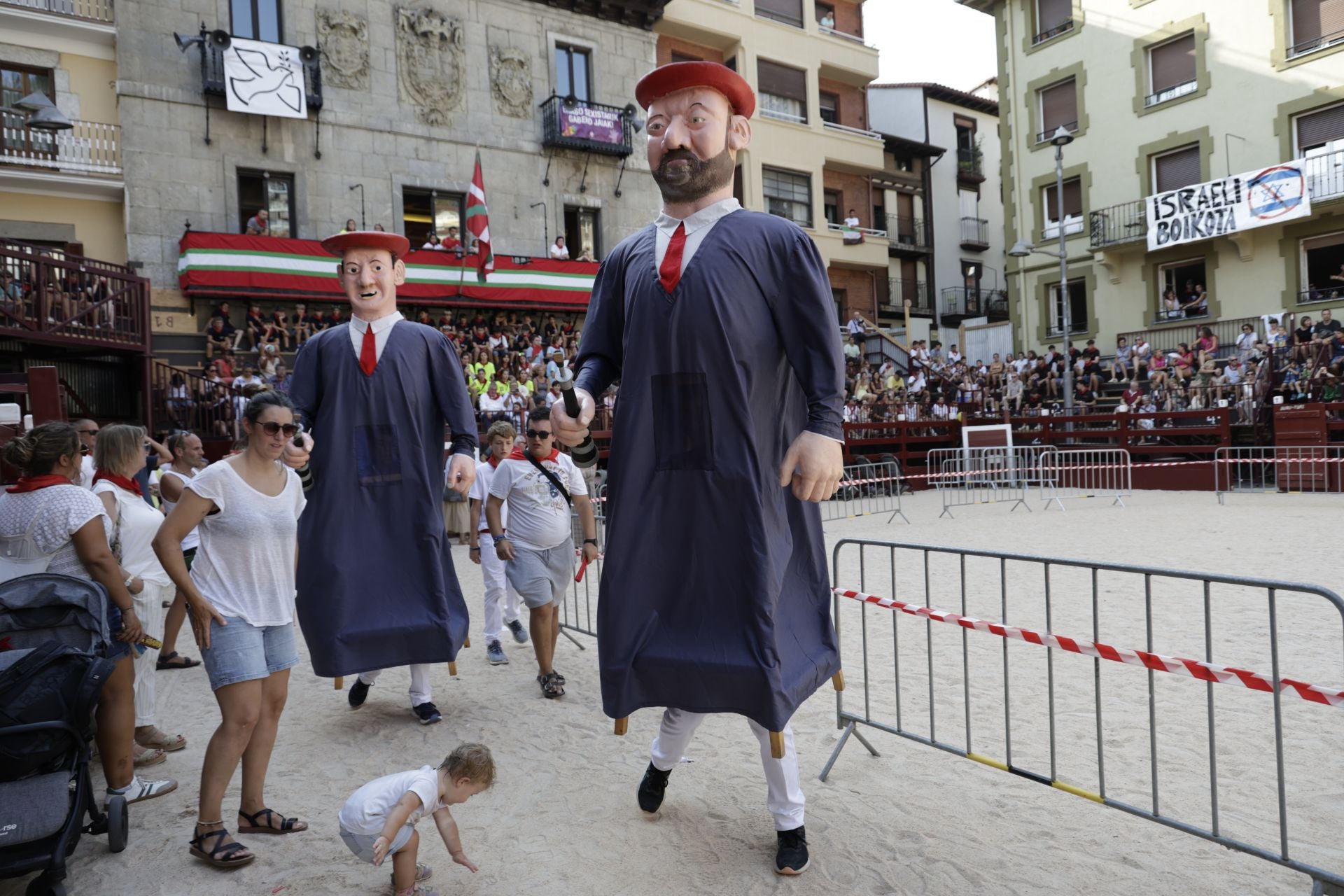 Kalejira de txikis en las fiestas de San Roke