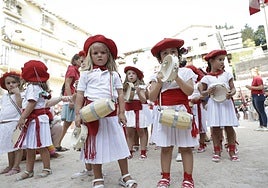 Kalejira de txikis en las fiestas de San Roke