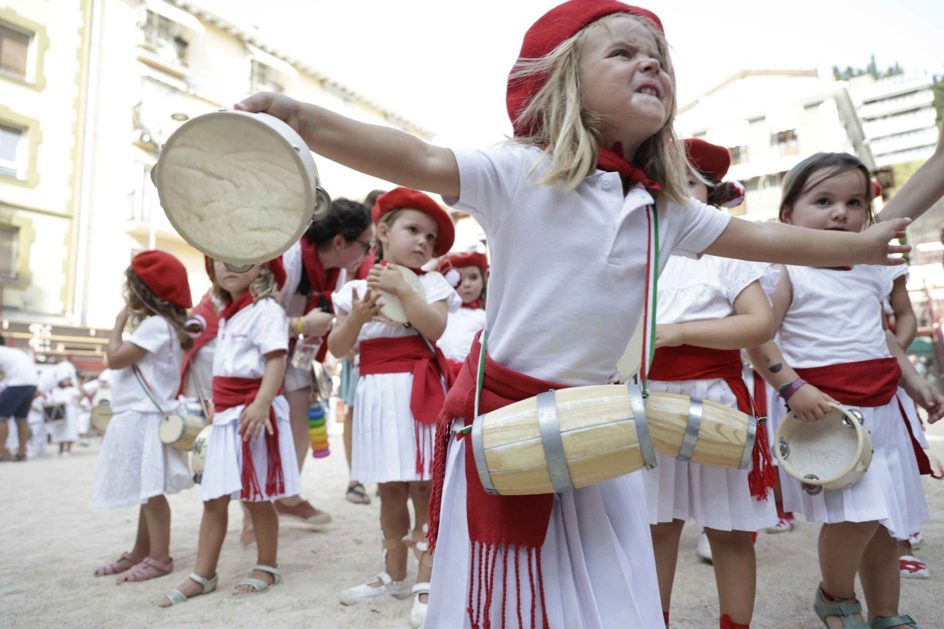 Kalejira de txikis en las fiestas de San Roke