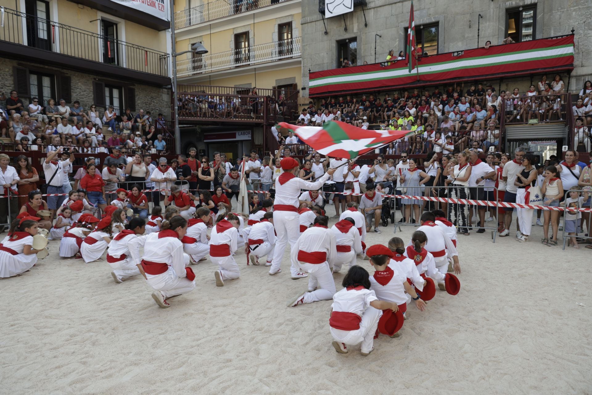 Kalejira de txikis en las fiestas de San Roke