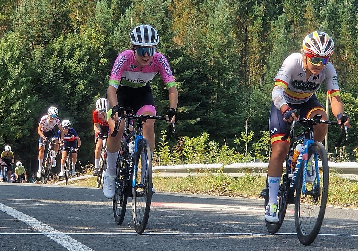 Irati Aranguren, con el maillot del Andoaingo, sigue la estela de Paula Ostiz en la segunda etapa del Bizkaikolore de este viernes.