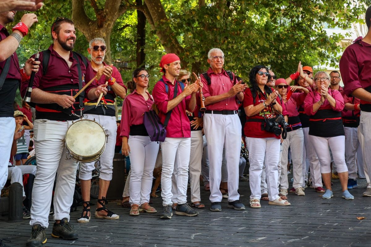 Euskal Herriko Castellers taldea y Castellers de Lleida tocan el cielo en Donostia