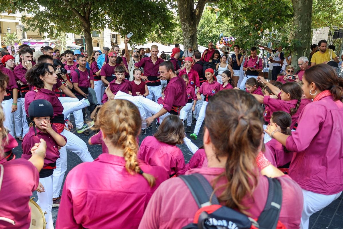 Euskal Herriko Castellers taldea y Castellers de Lleida tocan el cielo en Donostia