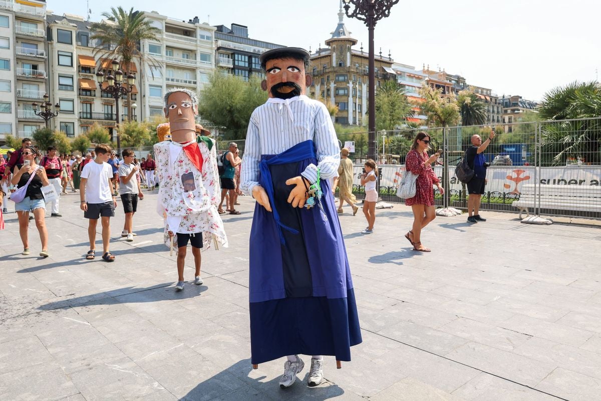 Euskal Herriko Castellers taldea y Castellers de Lleida tocan el cielo en Donostia