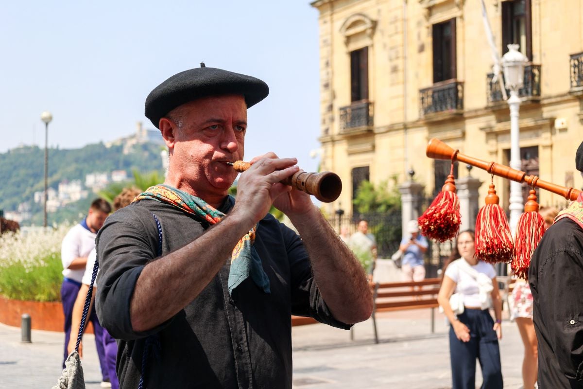 Euskal Herriko Castellers taldea y Castellers de Lleida tocan el cielo en Donostia