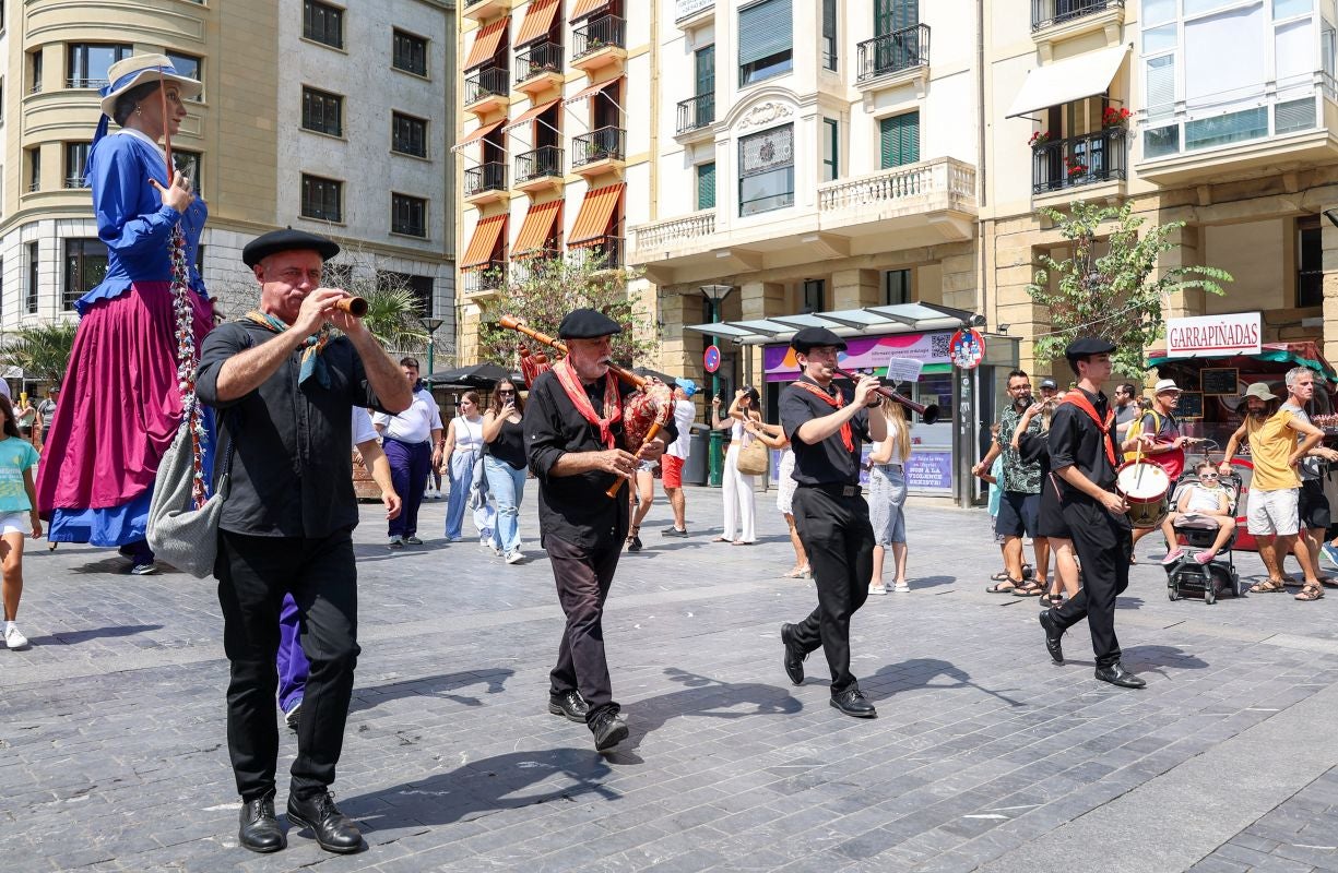 Euskal Herriko Castellers taldea y Castellers de Lleida tocan el cielo en Donostia