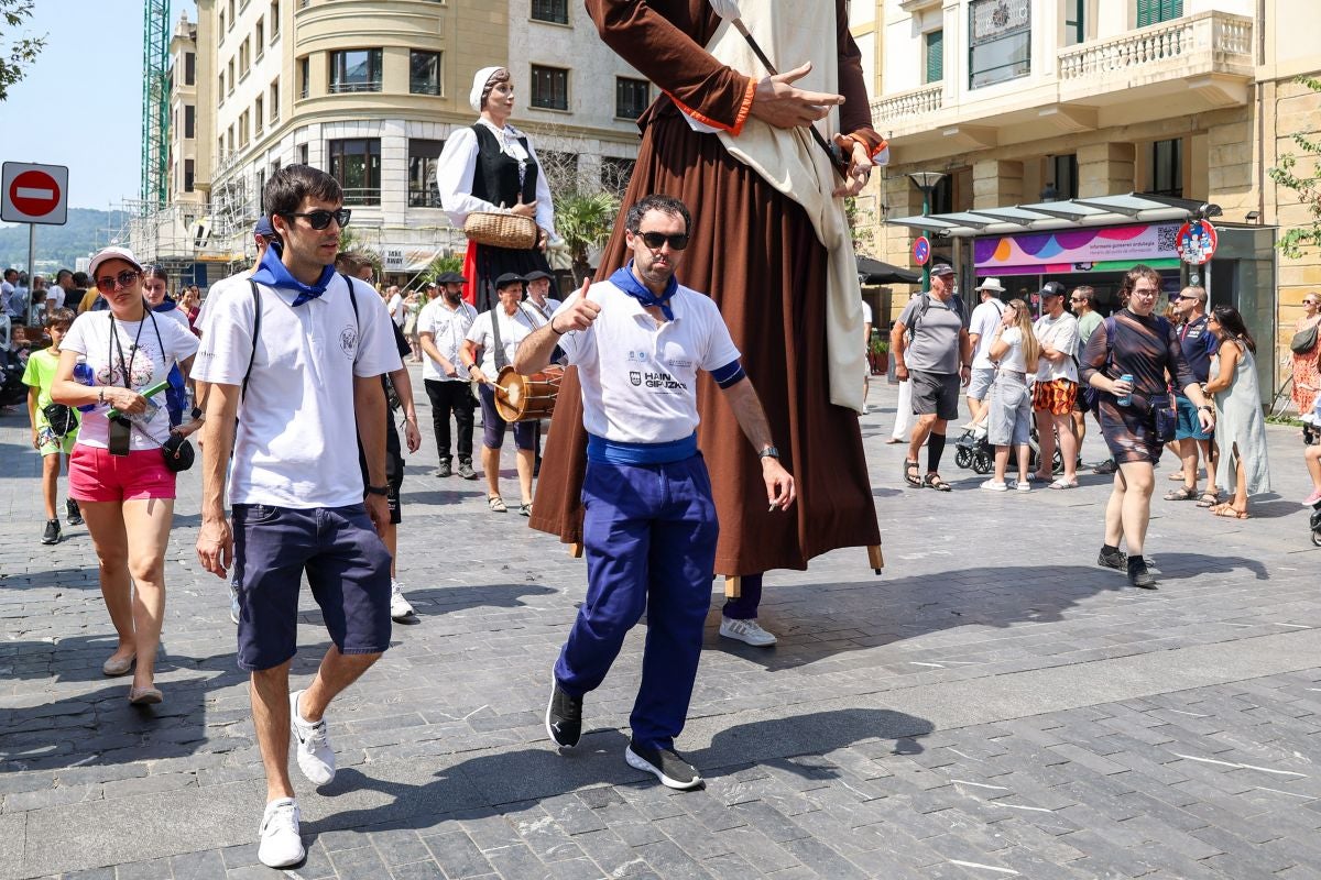 Euskal Herriko Castellers taldea y Castellers de Lleida tocan el cielo en Donostia
